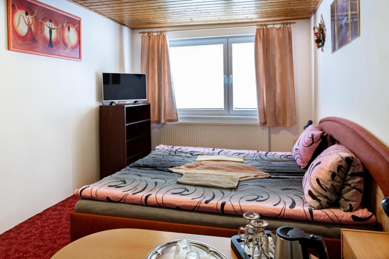 Penzion Rozalia Hotel Kosice Bagian luar foto